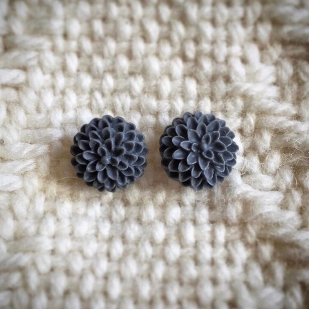 Grey mum flower earrings
